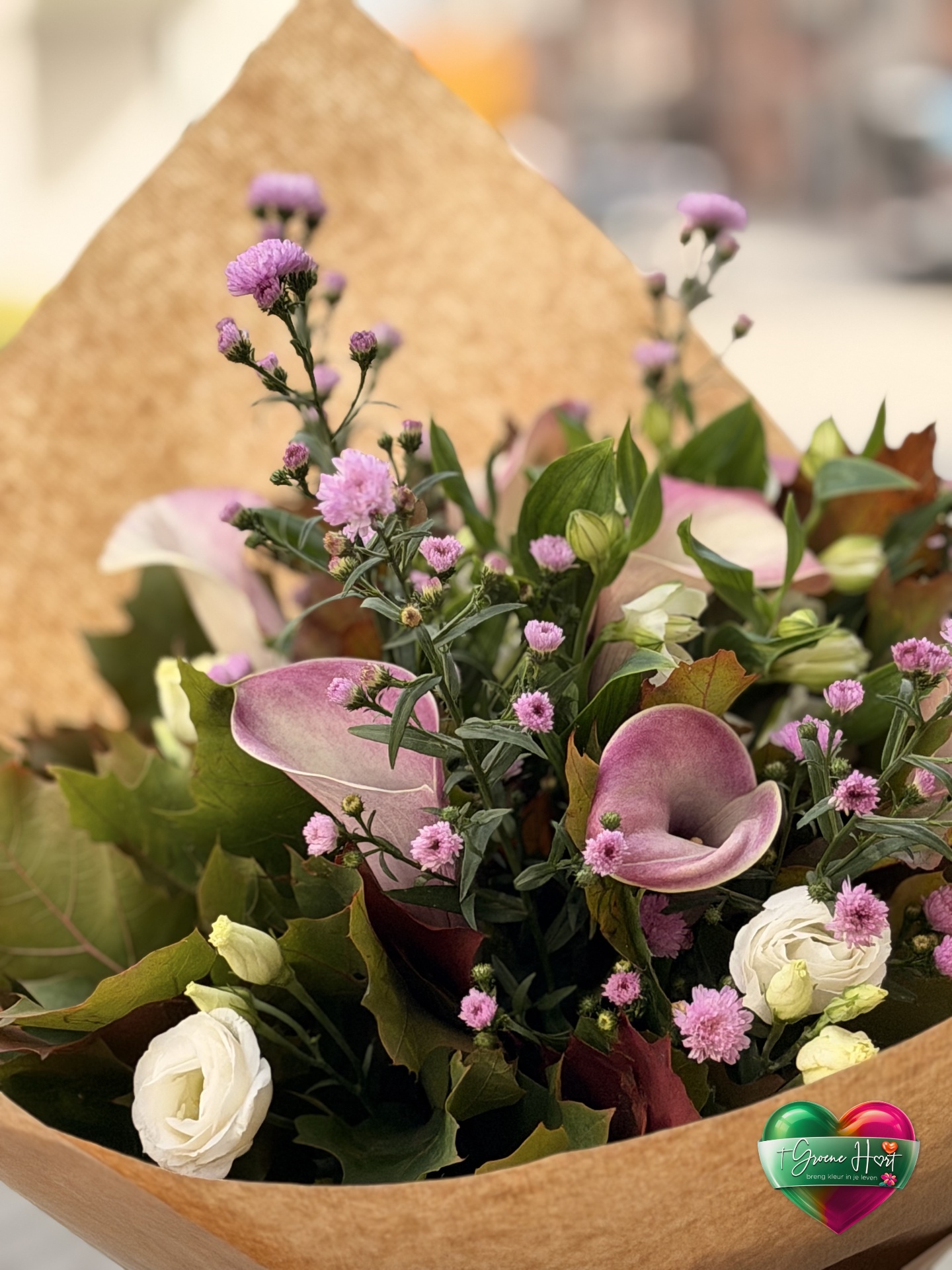 Romantisch boeket met roze calla's en lisianthus