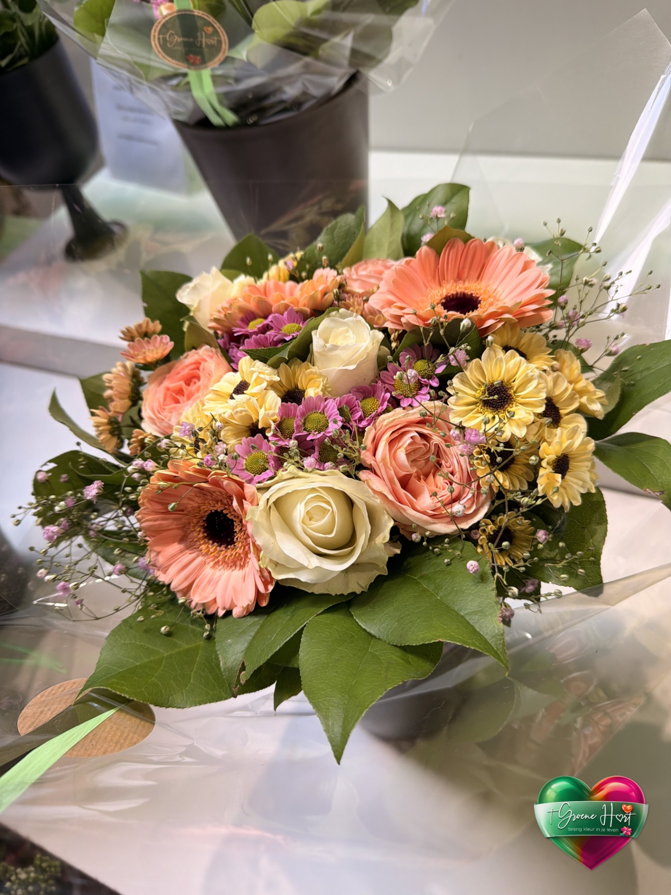 Pastel boeket met perzik gerbera's, rozen en gipskruid