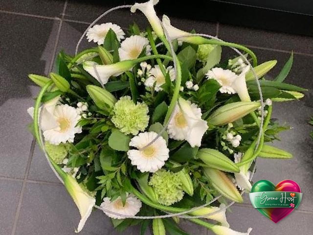 Wit rouwstuk met calla's, gerbera's en lelies