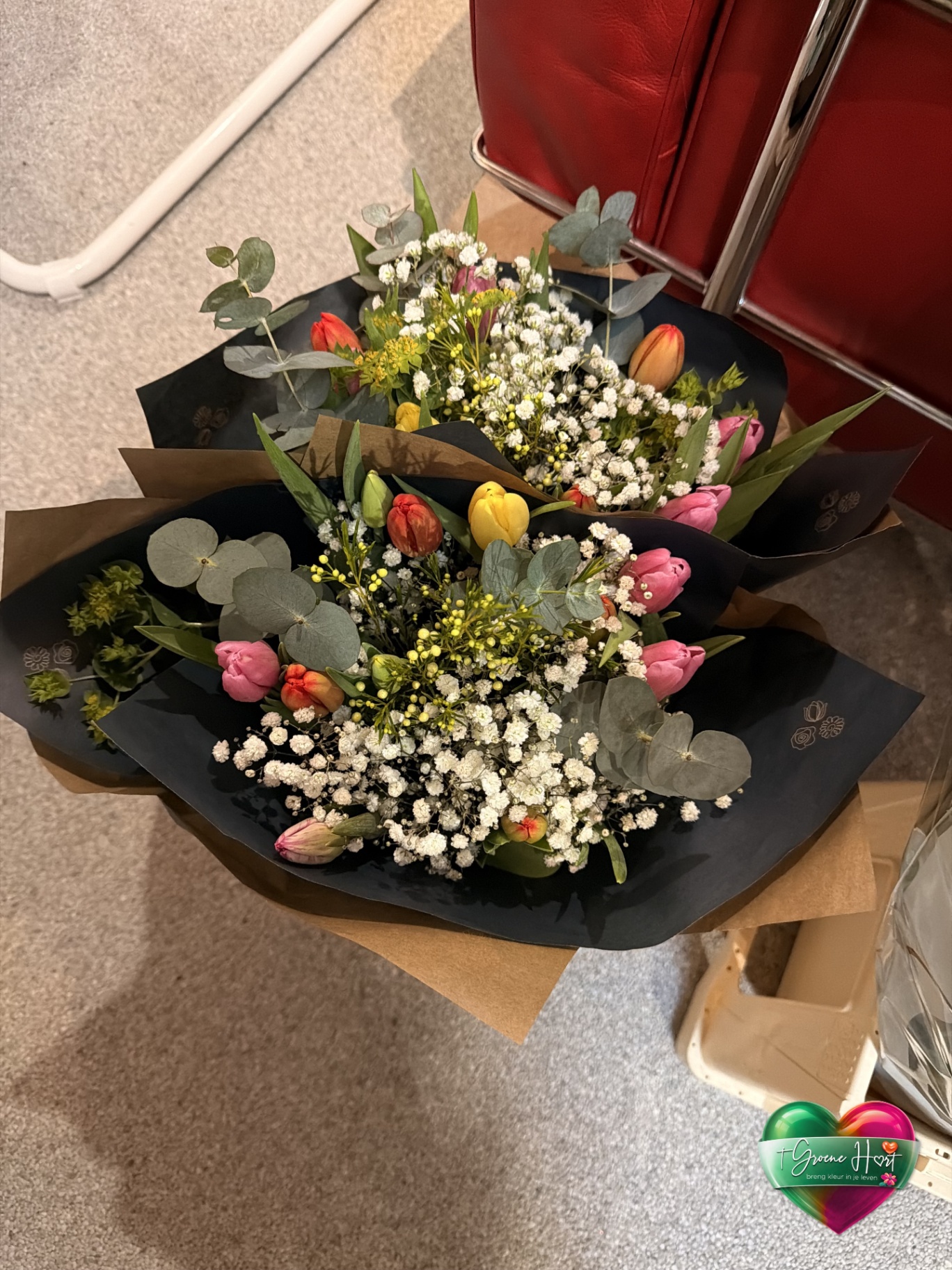 Lente tulpenboeketten in kleur met eucalyptus en gipskruid