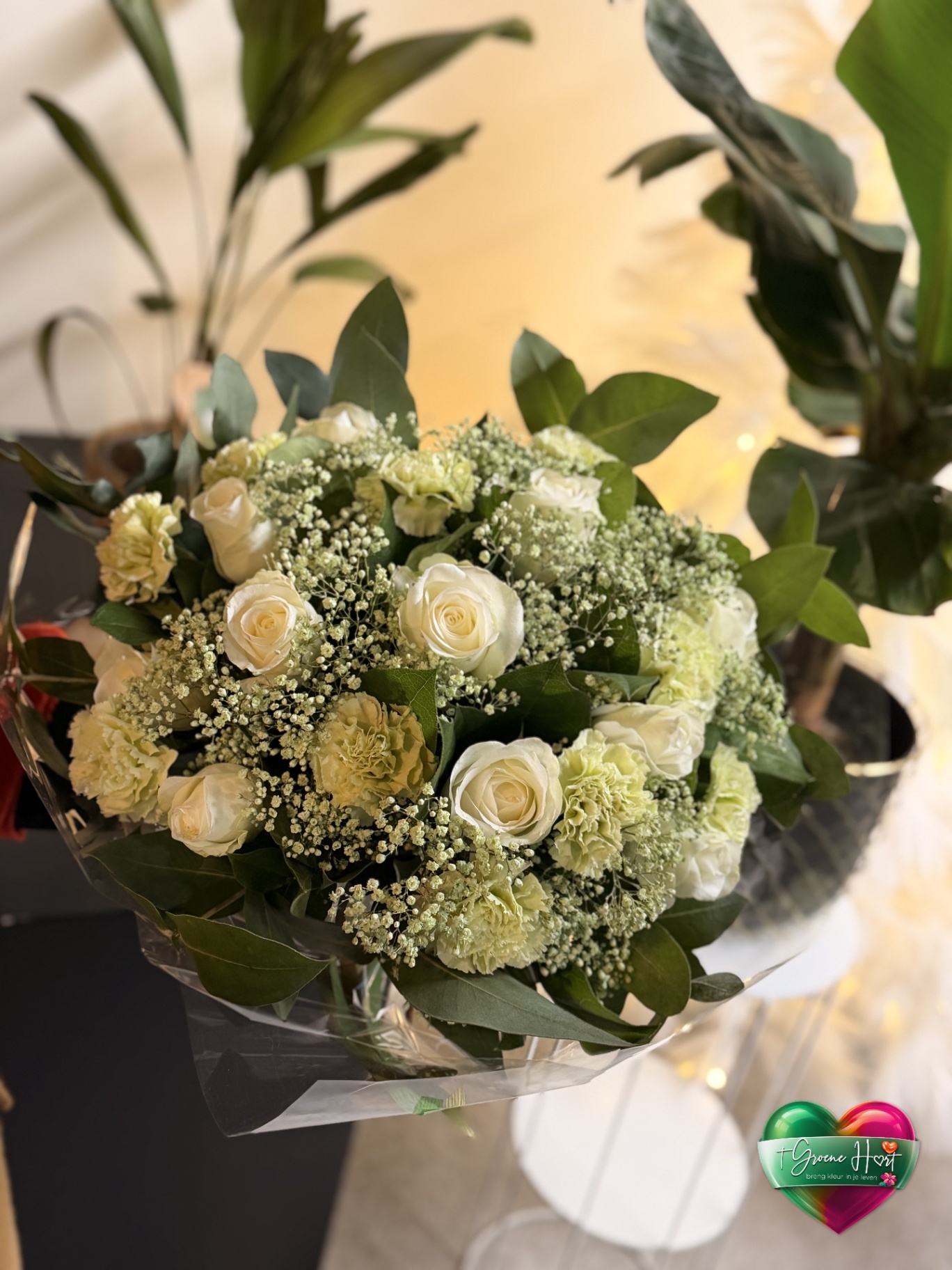 Elegant wit-groen boeket met rozen, anjers en gipskruid