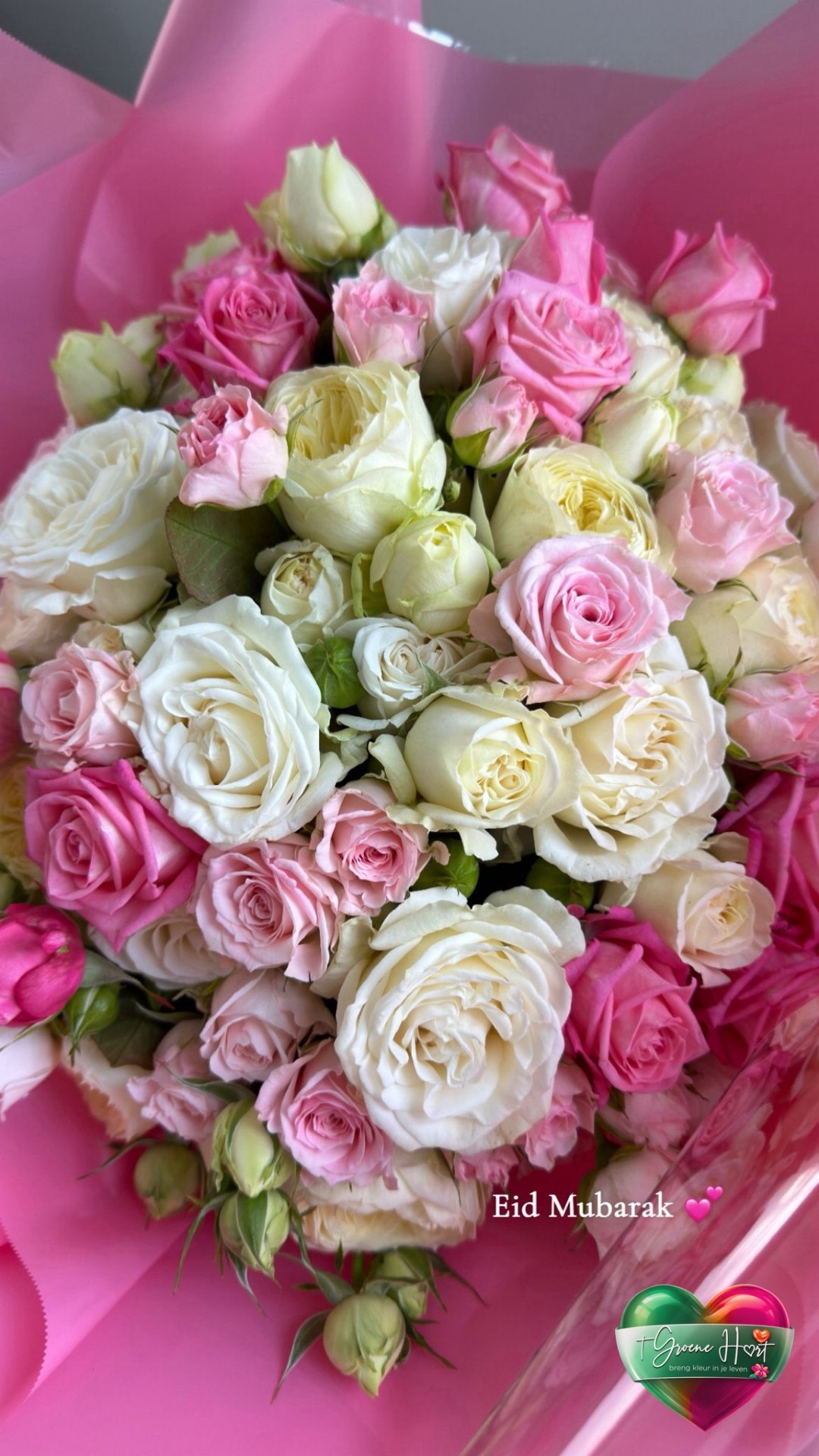 Romantisch boeket met witte en roze rozen in roze papier