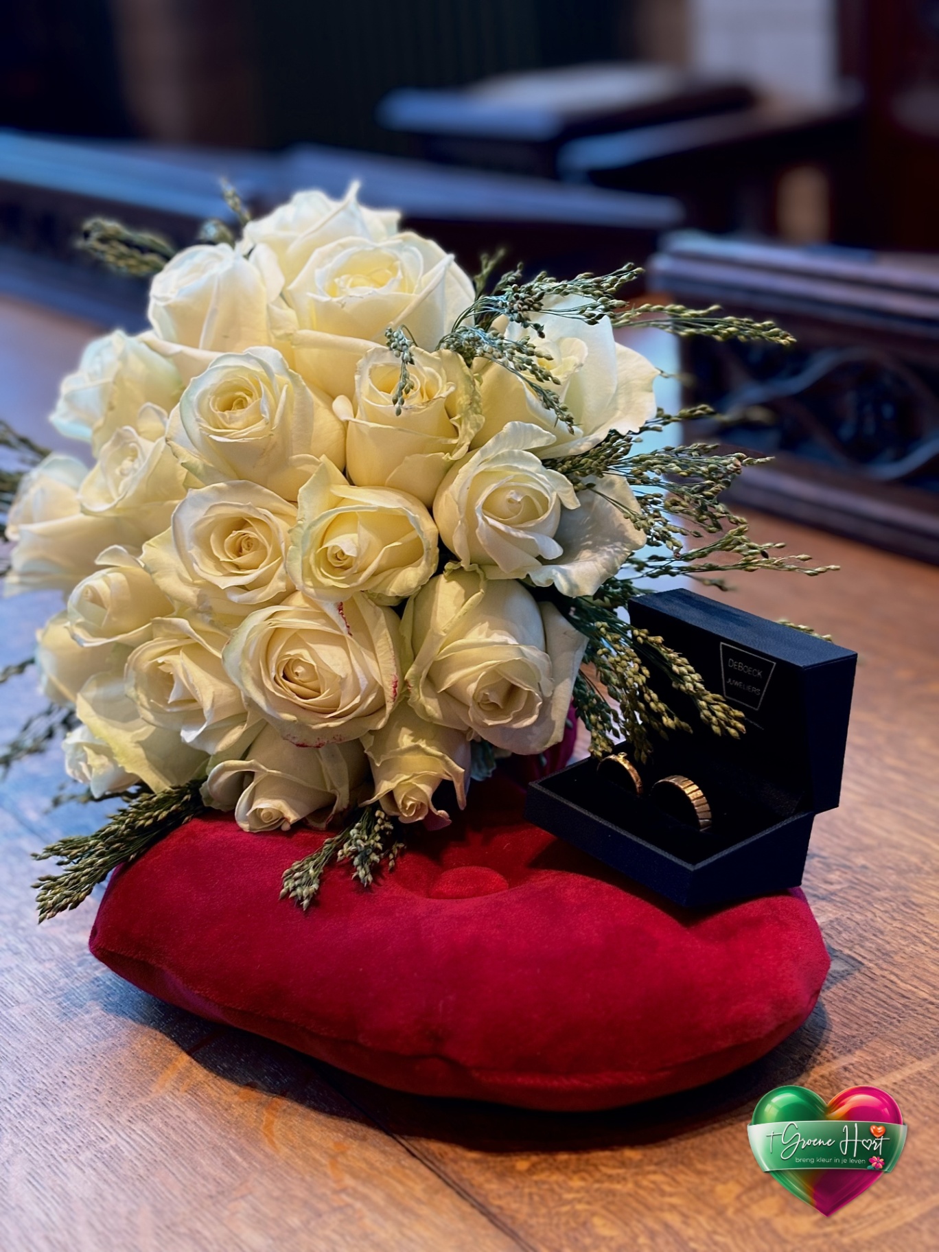 Bruidsboeket van witte rozen met trouwringen