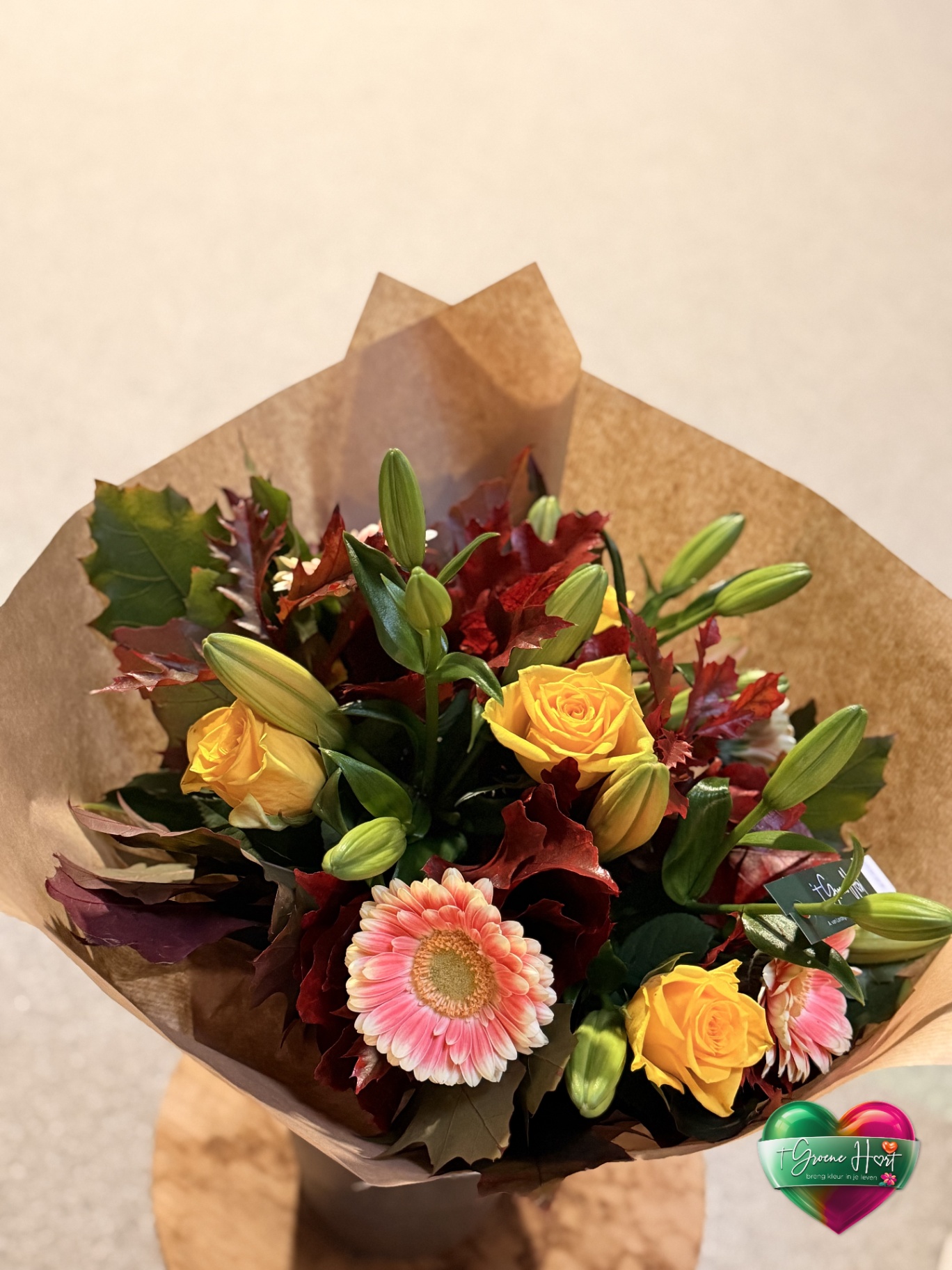 Warme herfstbos met gele rozen, gerbera en lelies