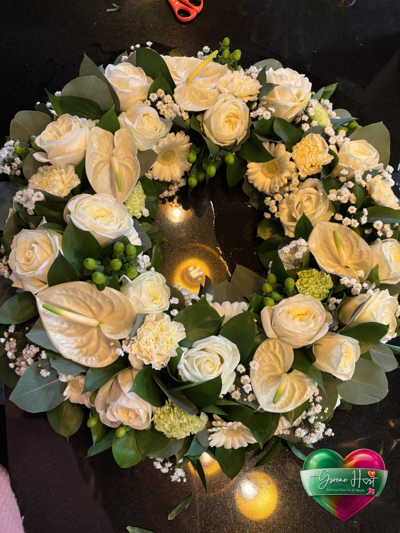 Crème rouwkrans met witte rozen, anthurium en hypericum