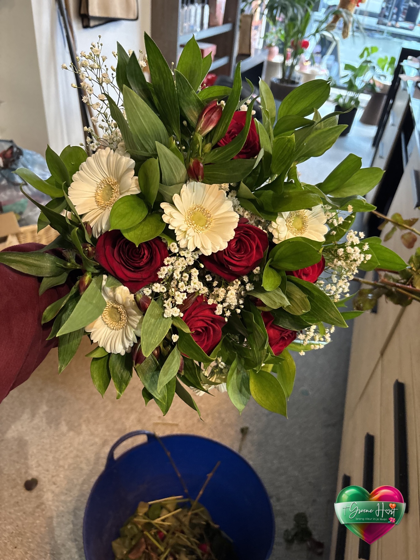 Klassiek boeket met rode rozen en witte gerbera's