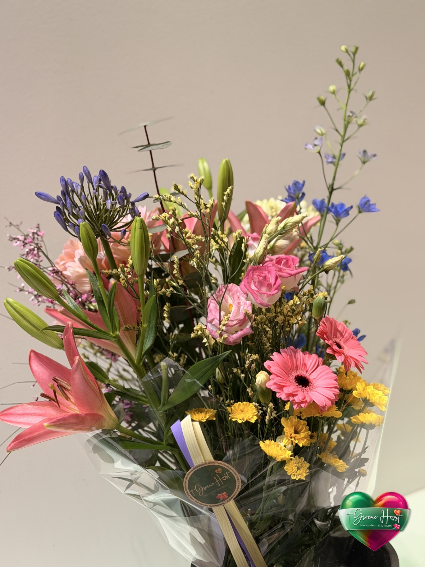 Veldboeket met lelies, agapanthus en gerbera's