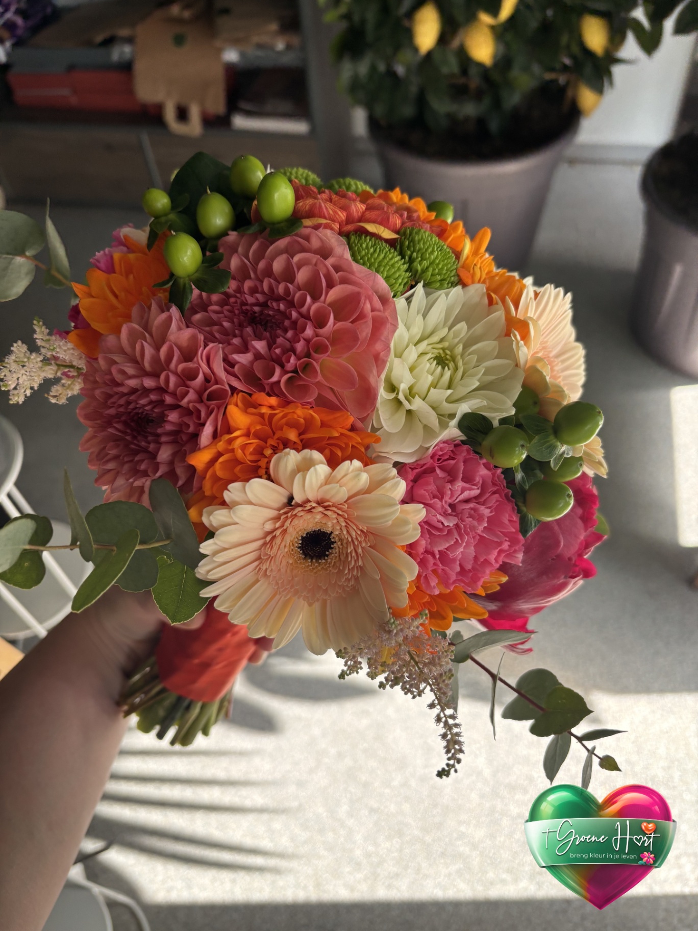Weelderig bruidsboeket met dahlia's, peony en hypericum
