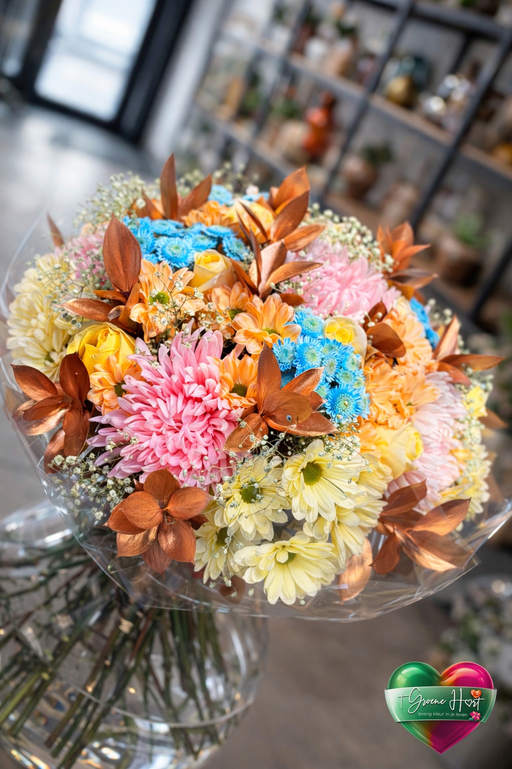 Pastel boeket met roze chrysanten, blauwe asters en koperen bladeren