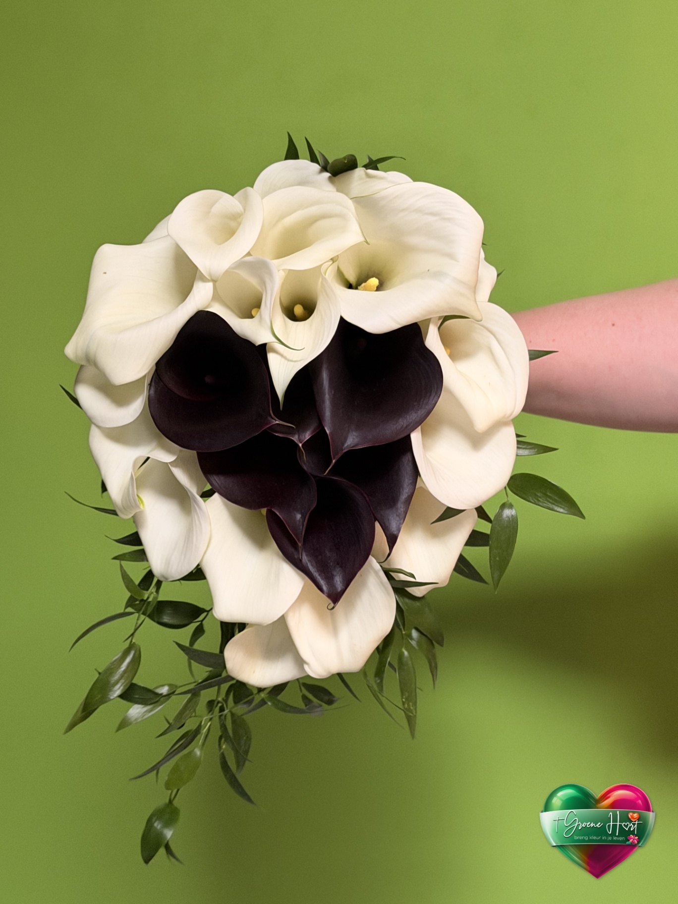 Bruidsboeket met witte en aubergine calla's
