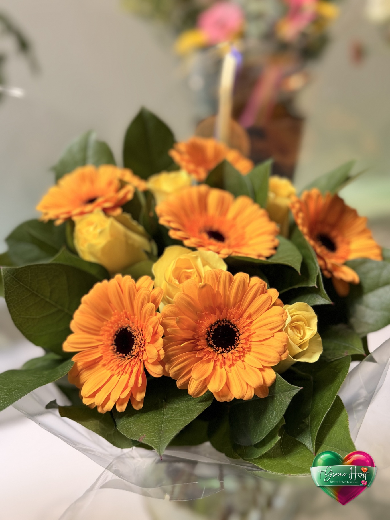 Zonnig boeket met oranje gerbera's en gele rozen