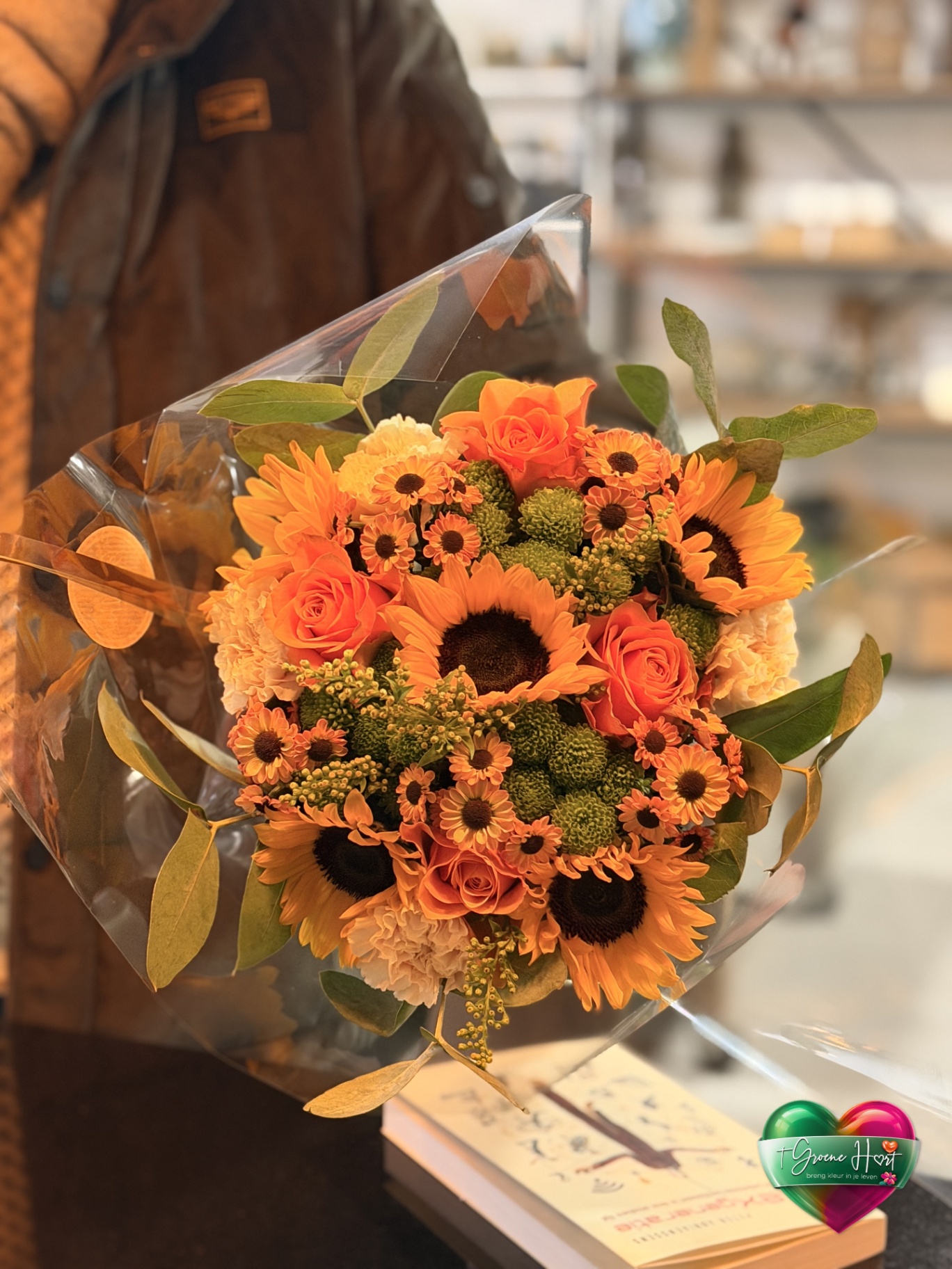 Warm oranje boeket met zonnebloemen, rozen en chrysanten
