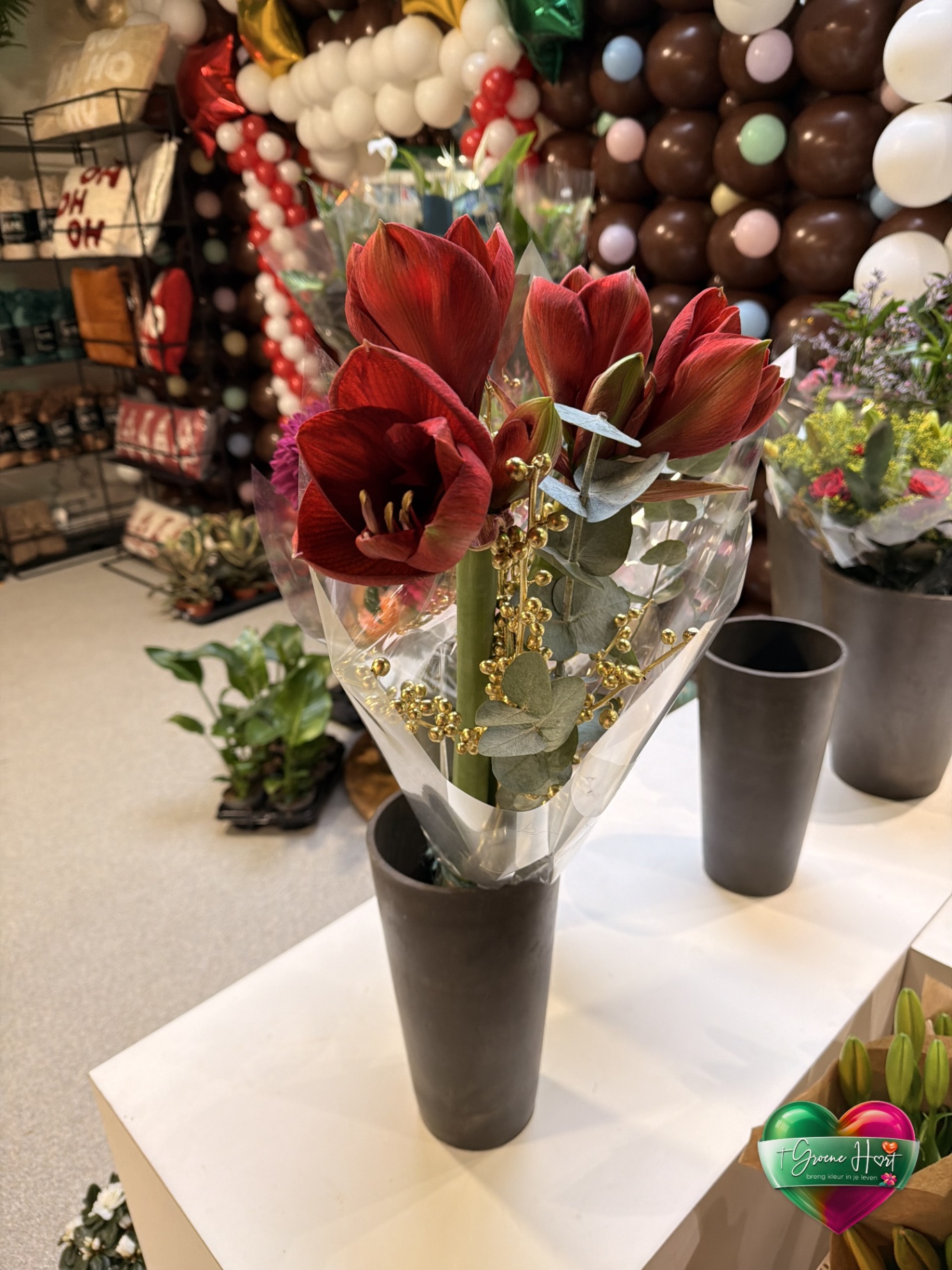 Rode amaryllis met eucalyptus en gouden bessen