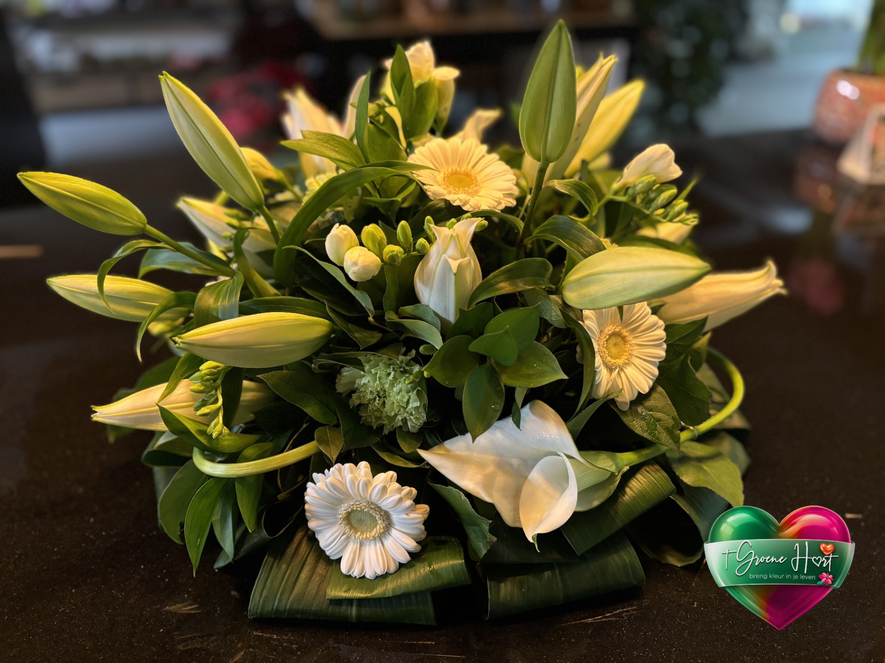 Wit rouwstuk met lelies, gerbera's en calla's