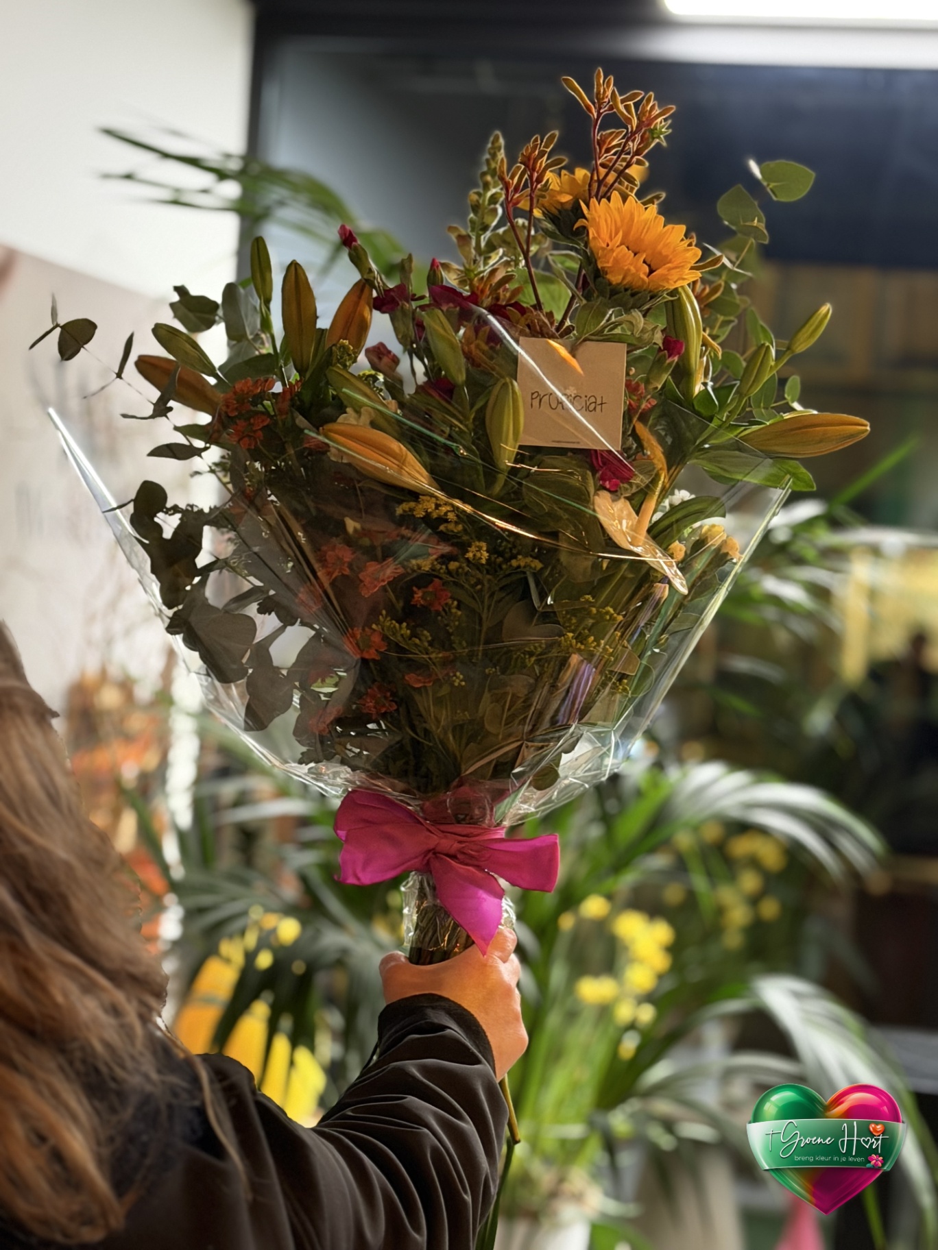 Los veldboeket met lelies, zonnebloem en fuchsia lint