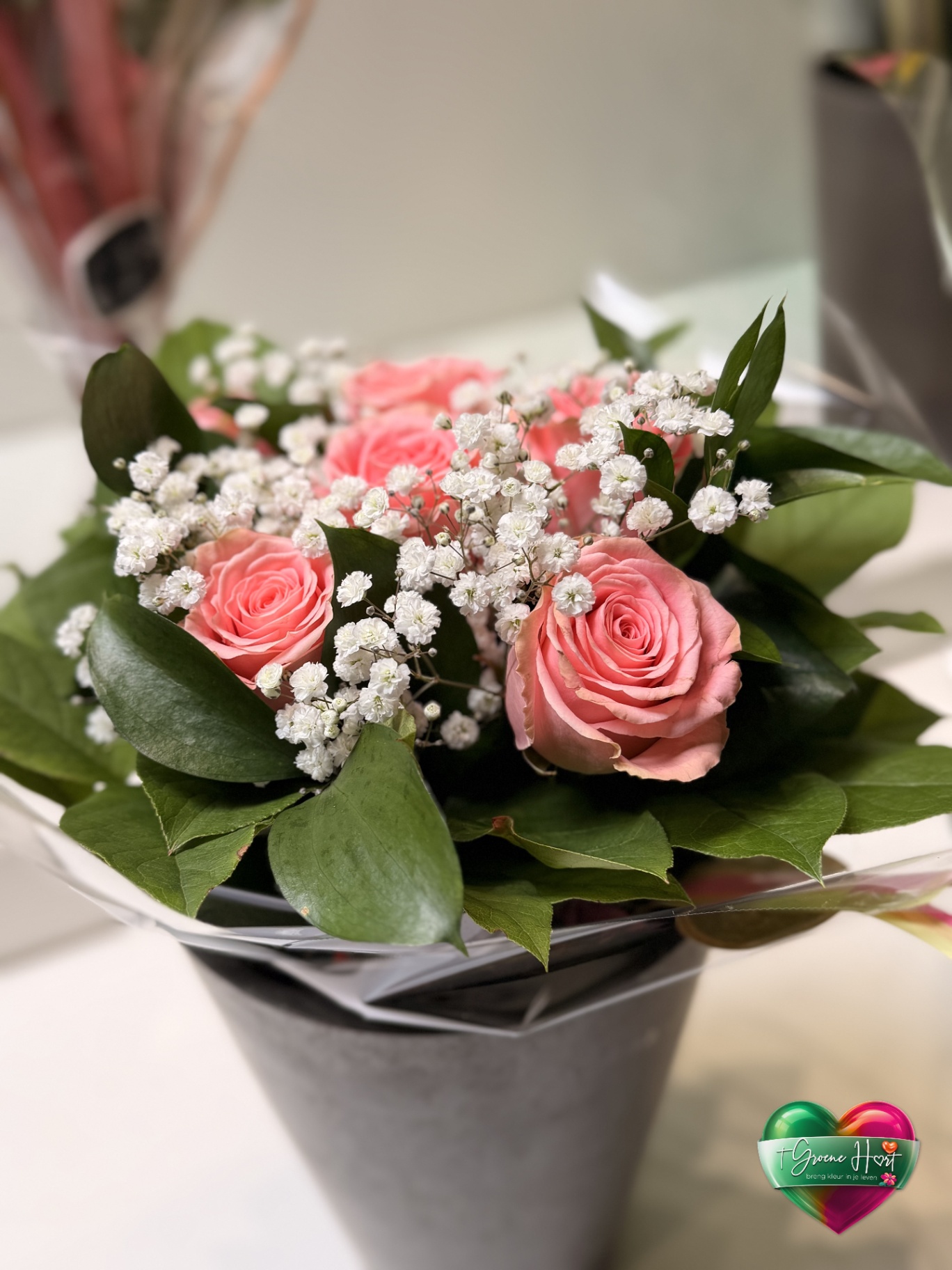 Zacht roze rozenboeket met gipskruid
