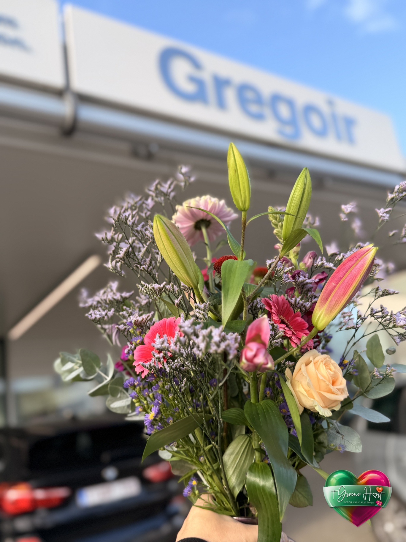 Vrolijk veldboeket met gerbera's, rozen en statice