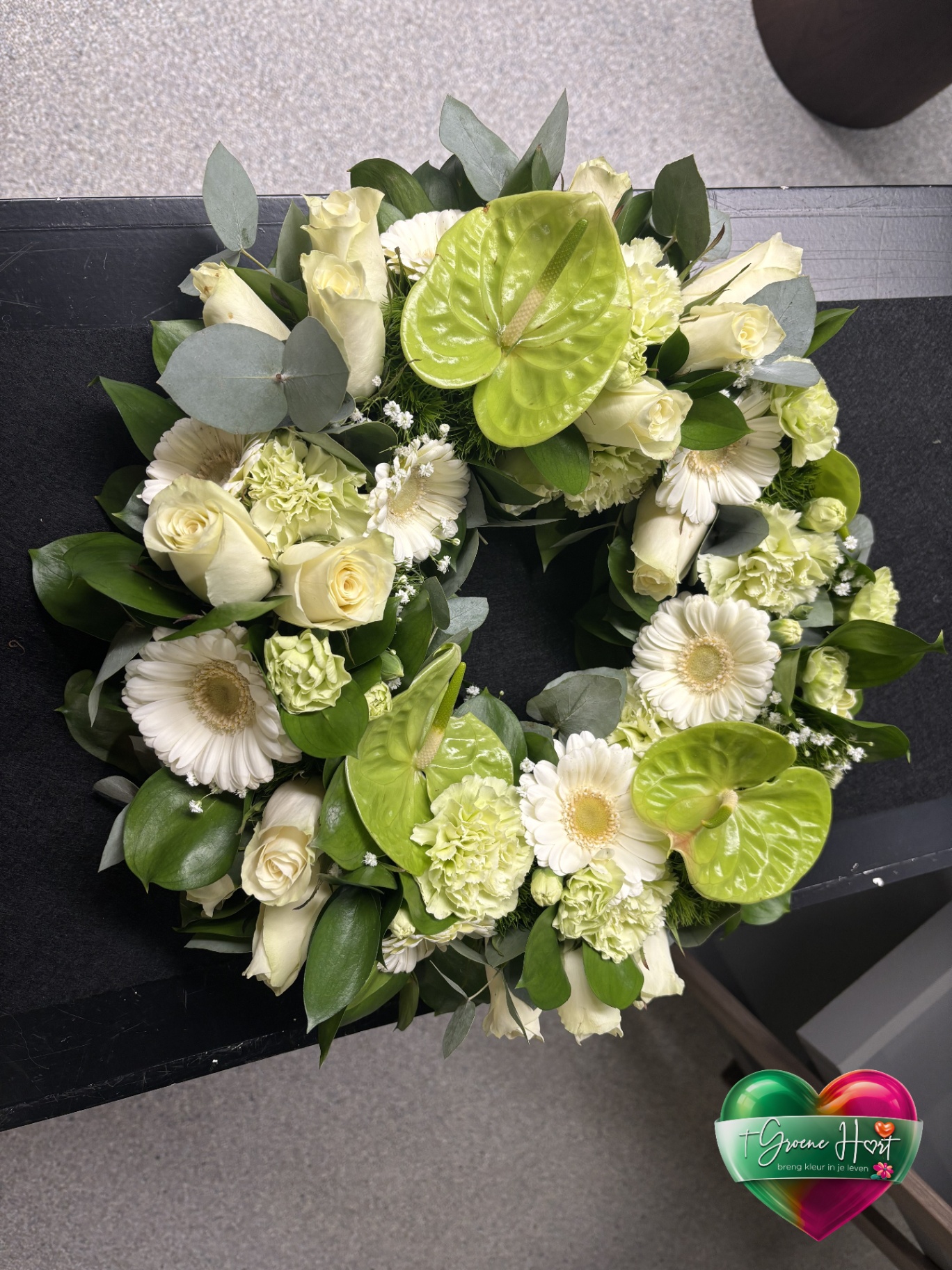 Rouwkrans in wit en groen met anthurium en gerbera's