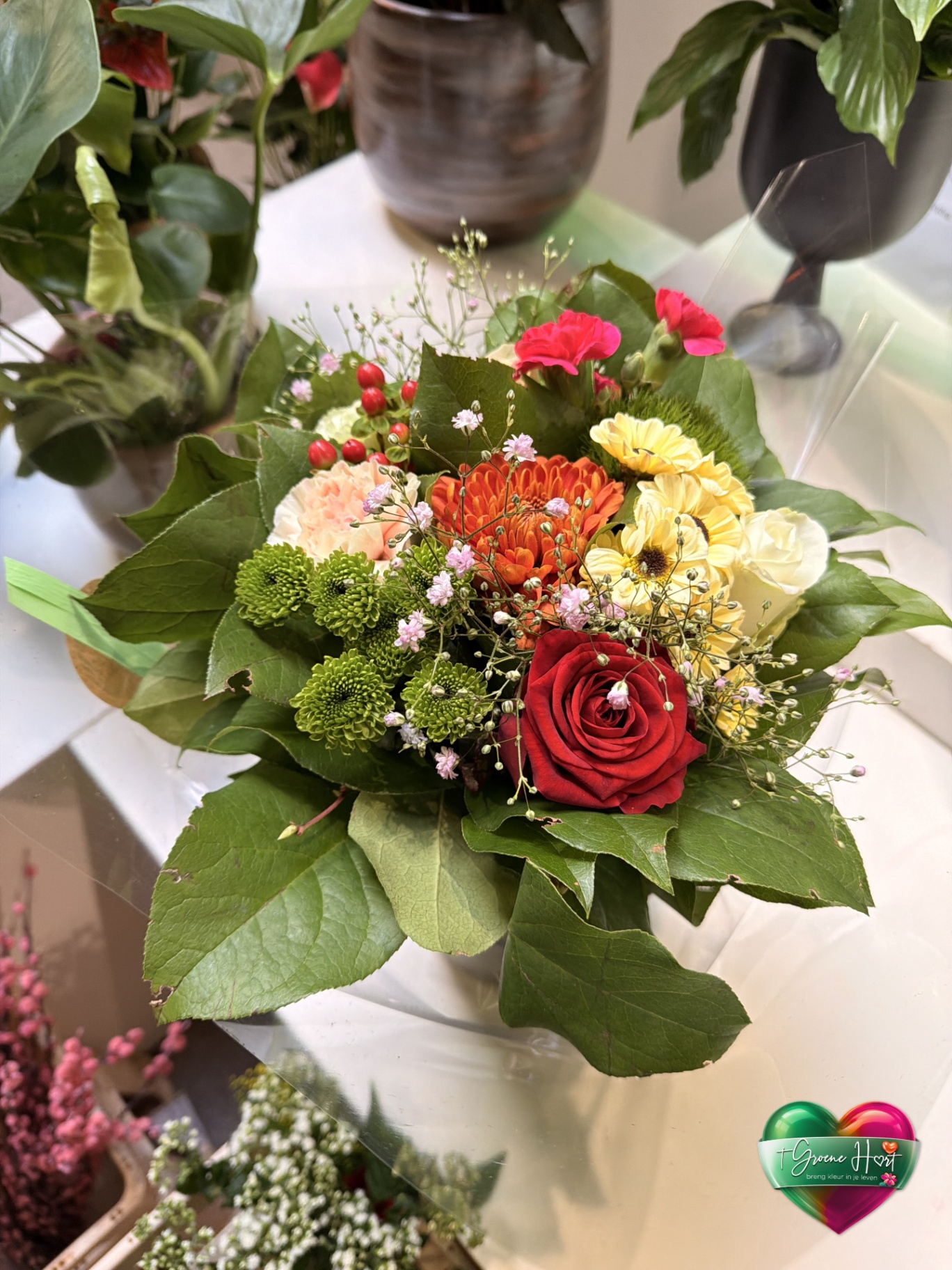 Klein kleurrijk boeket met rode roos en oranje chrysant