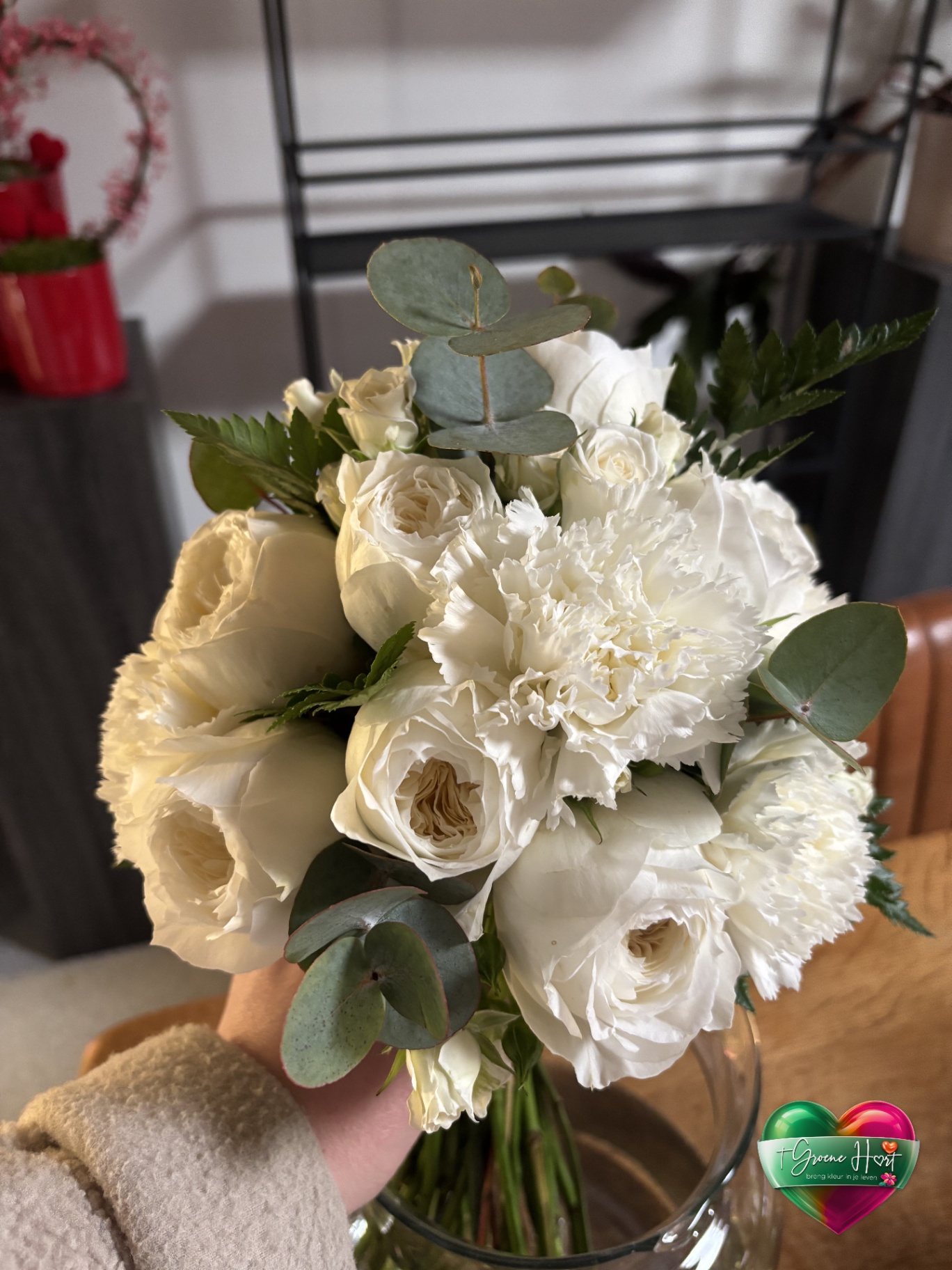 Wit bruidsboeket met tuinrozen en eucalyptus