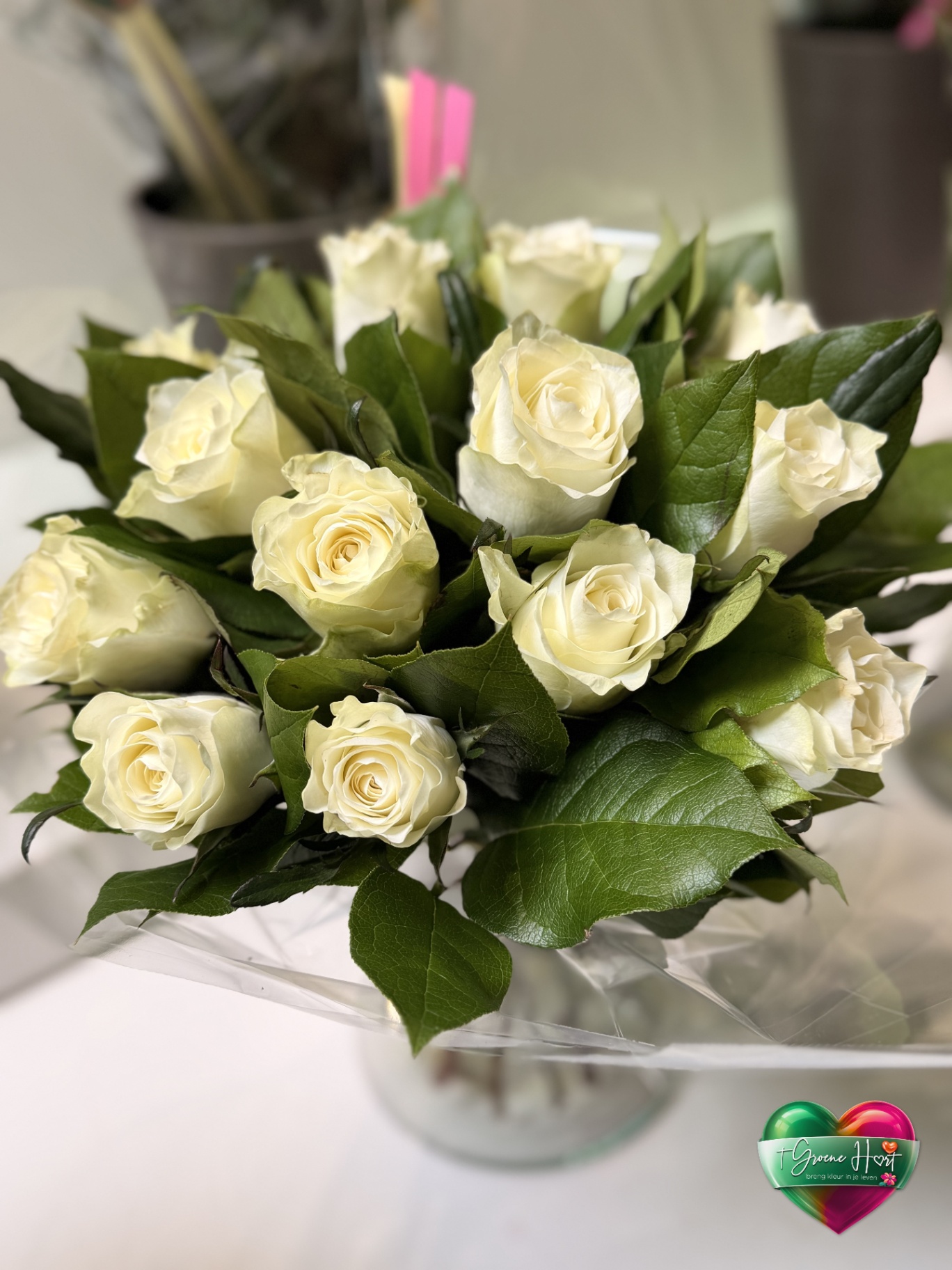 Klassiek boeket witte rozen met glanzend blad
