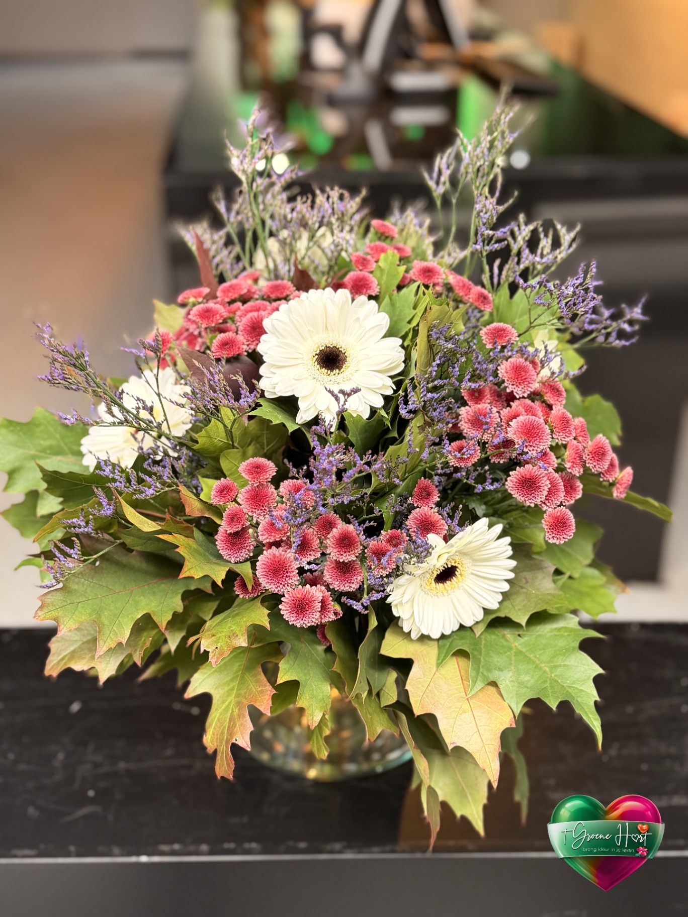Witte gerbera met roze chrysanten en lila statice