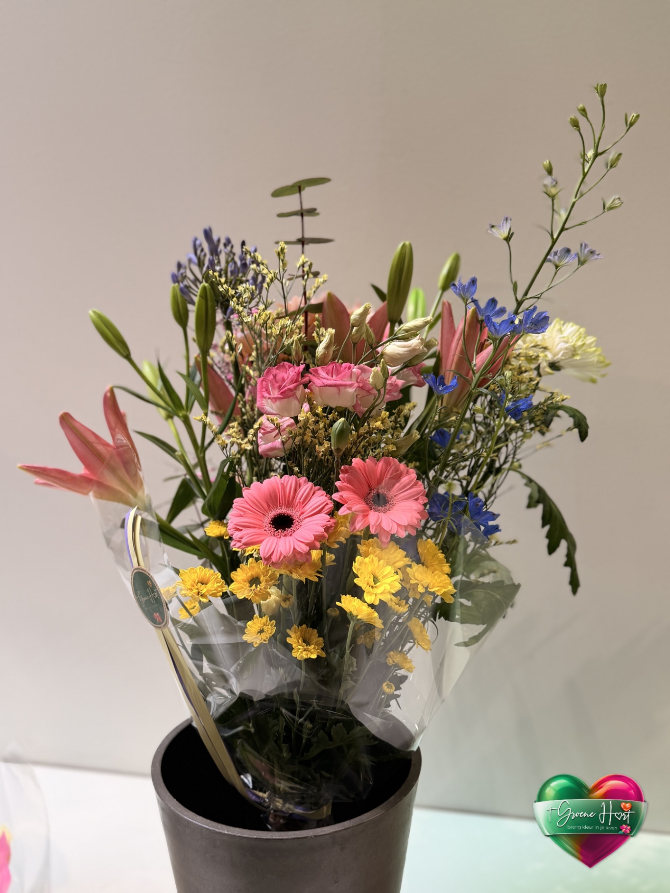 Kleurrijk boeket met lelies, gerbera's en agapanthus