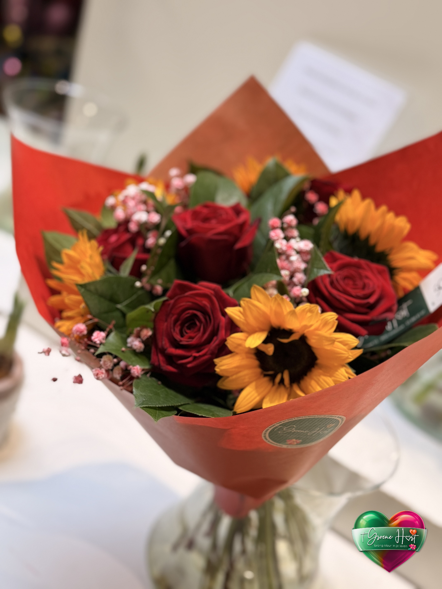 Herfstboeket met rode rozen en zonnebloemen