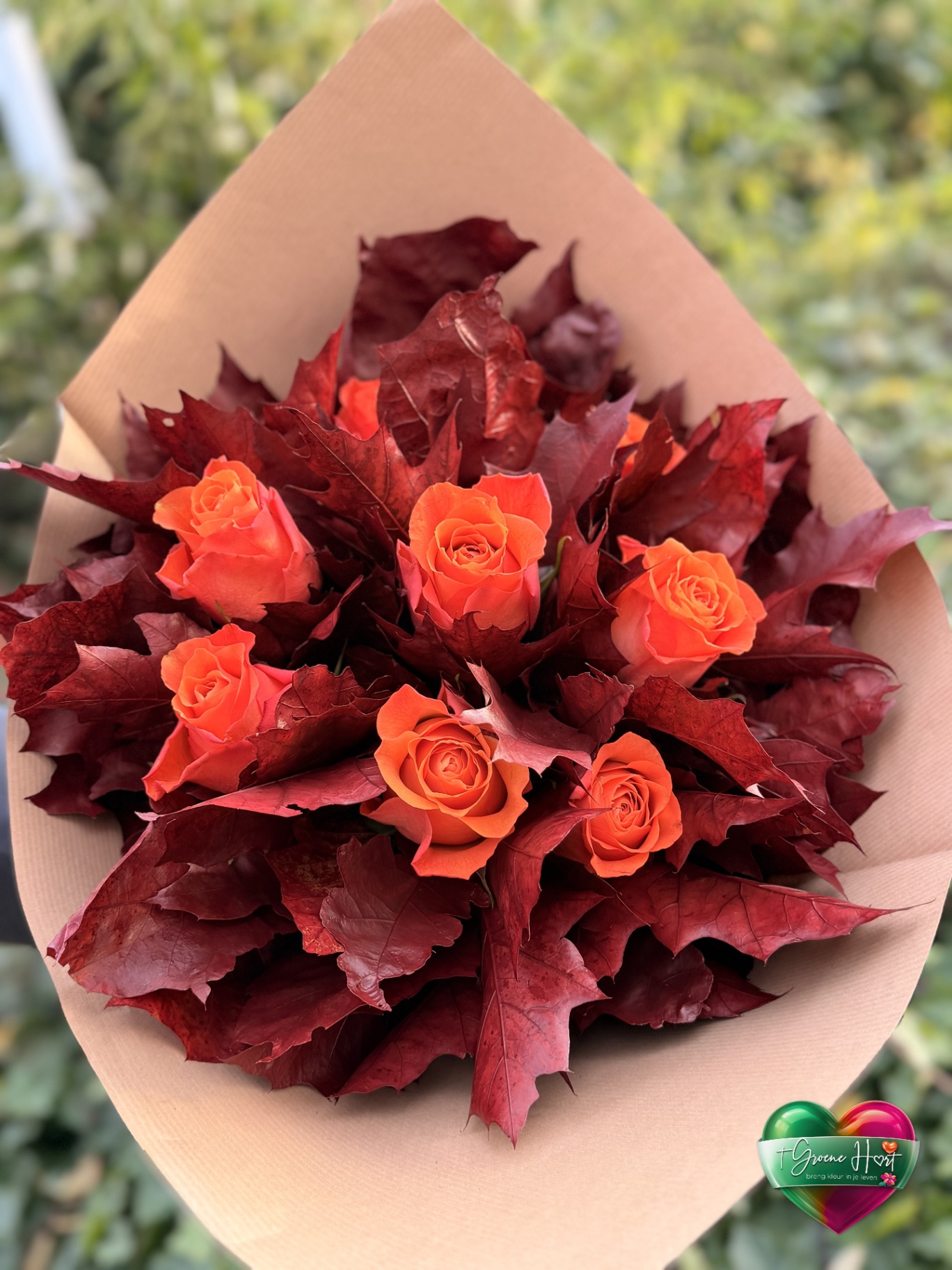 Oranje rozen met herfstblad