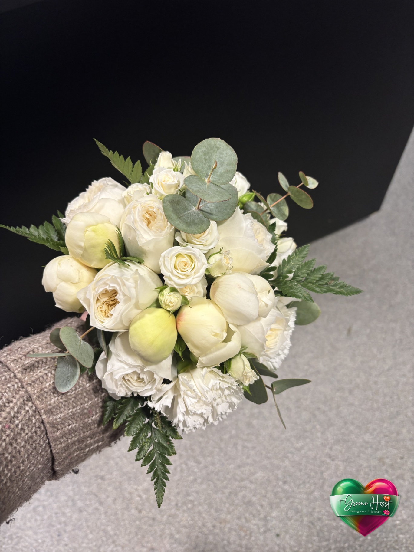 Wit bruidsboeket met pioenrozen, tulpen en anjers