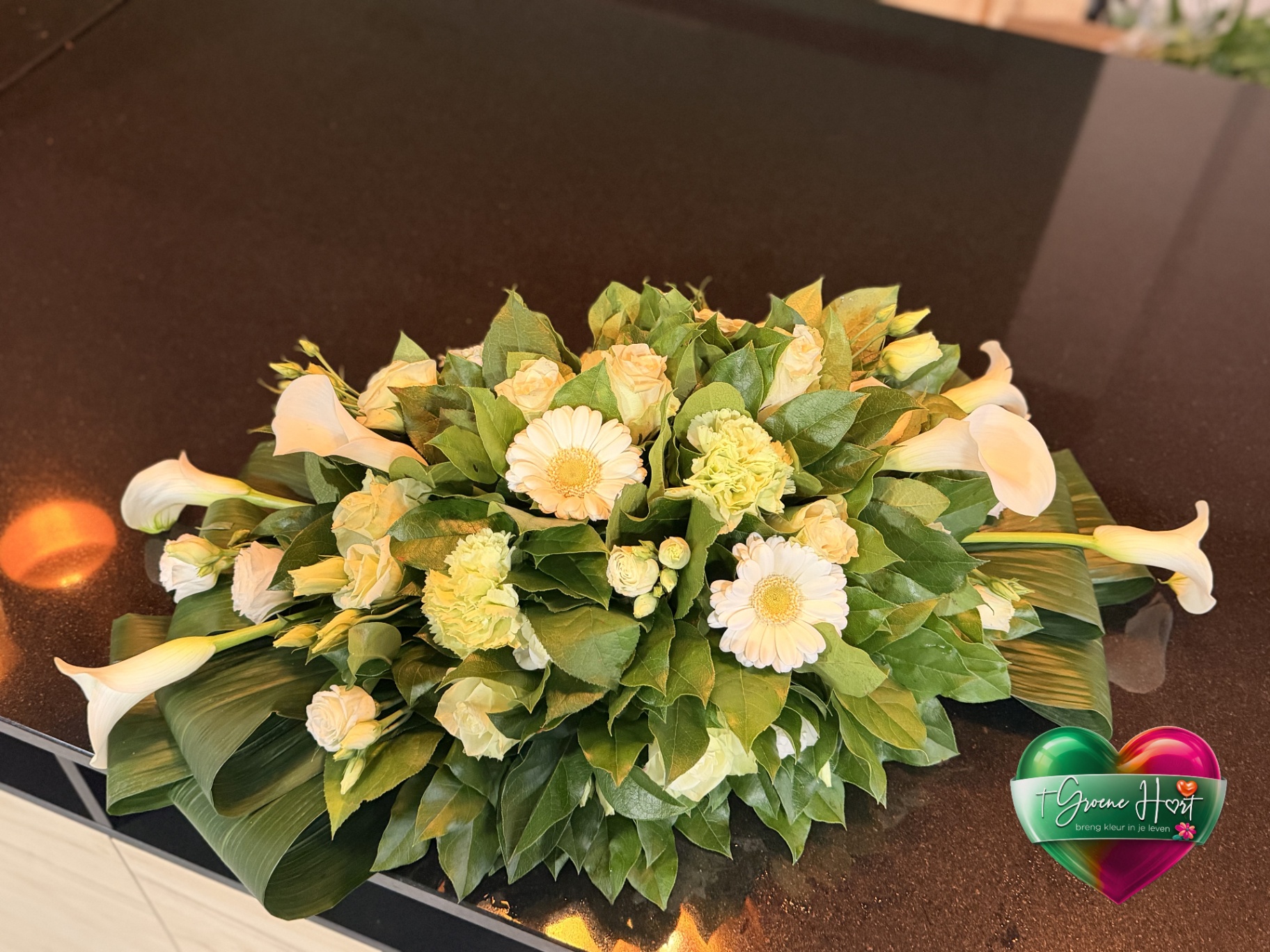 Rouwstuk in wit en crème met calla's en gerbera's