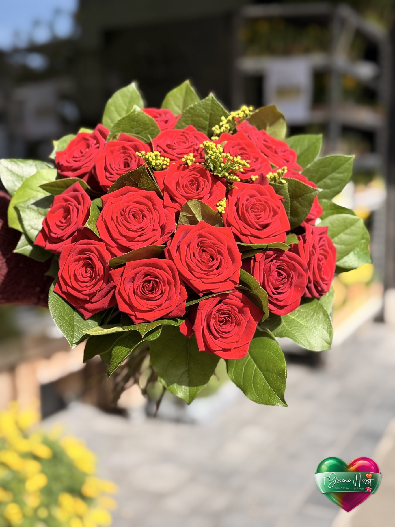Weelderig boeket rode rozen met gele solidago