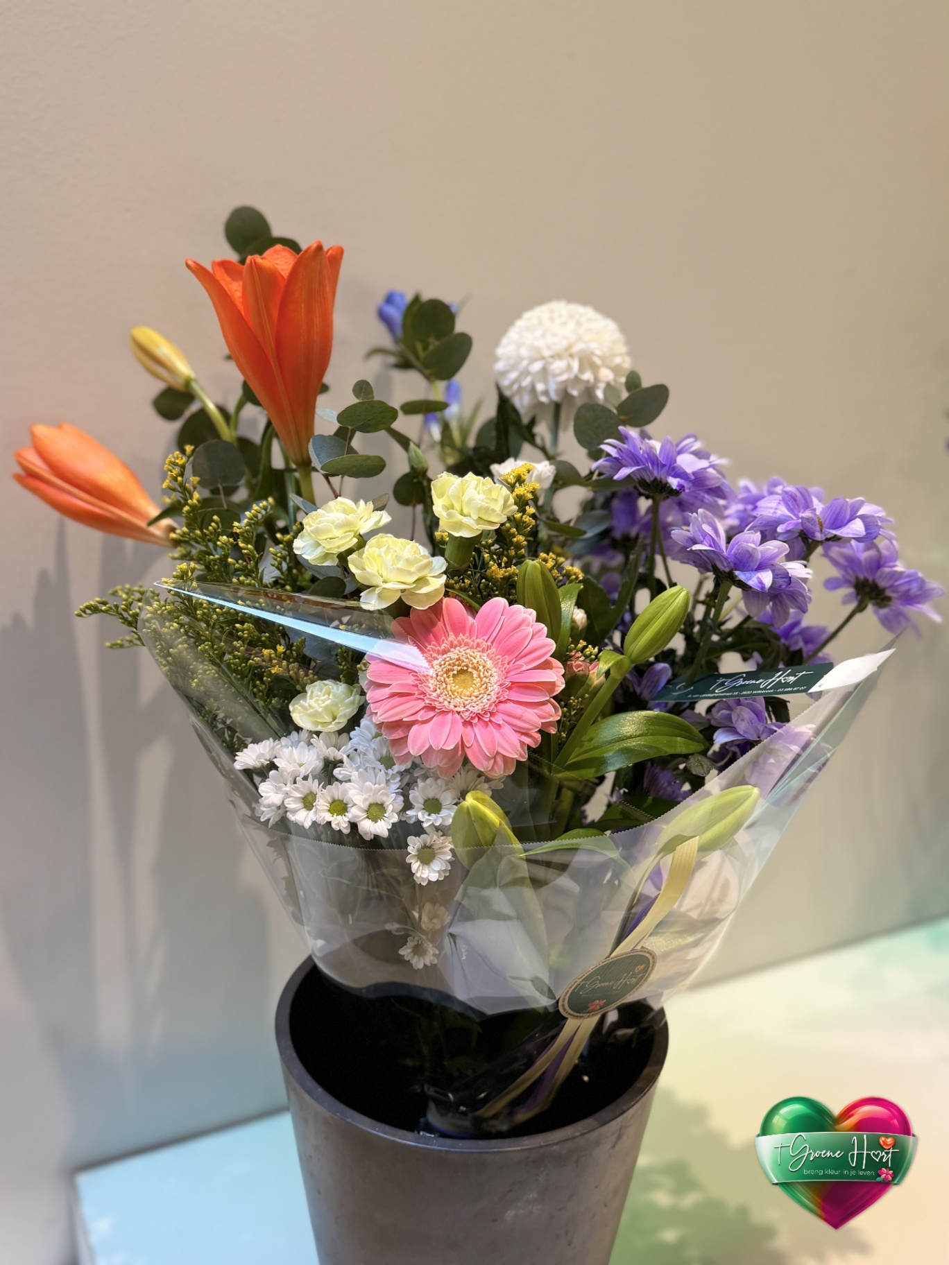 Luchtig boeket met roze chrysant, lelies en eucalyptus