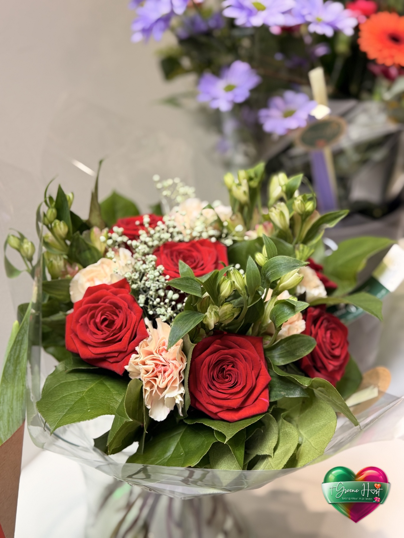 Fris roze boeket met lelies, anjers en lisianthus