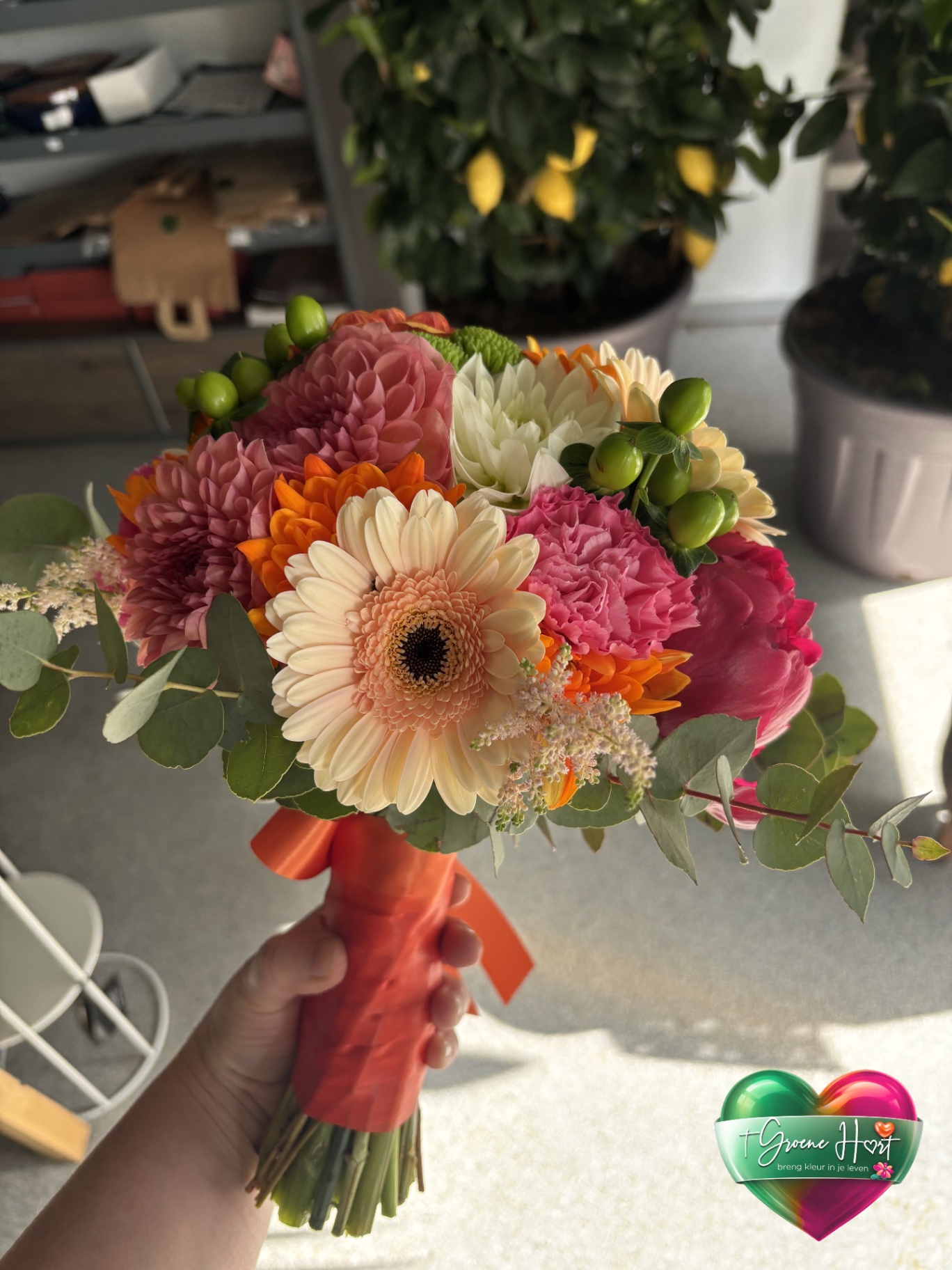 Kleurrijk bruidsboeket met dahlia's, gerbera en peony