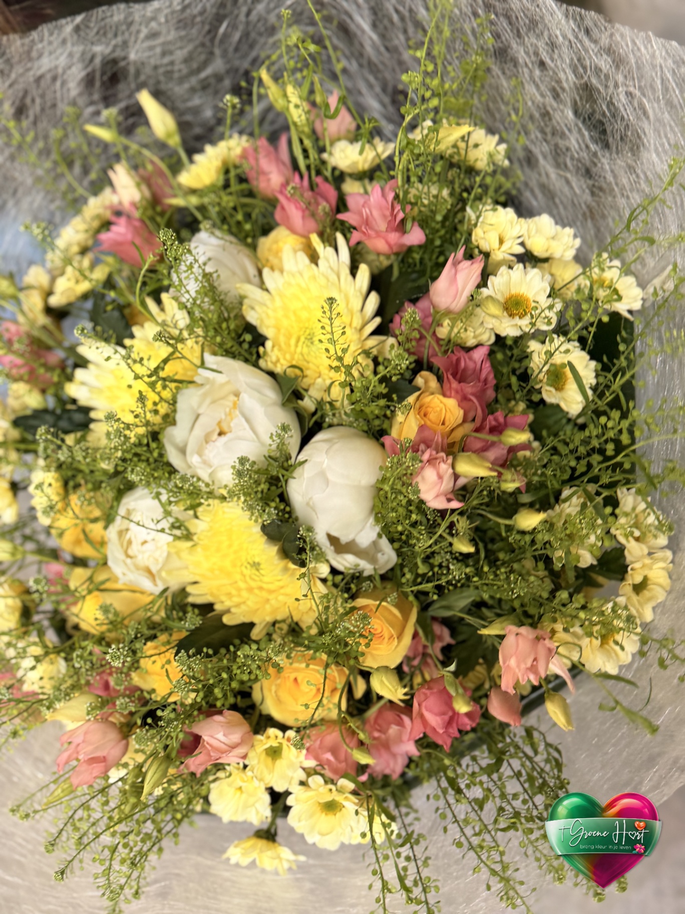 Romantisch pastel boeket met pioenrozen, chrysanten en rozen