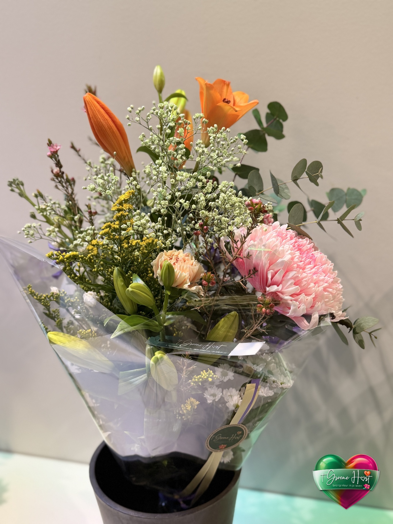 Romantisch rood boeket met rozen en zachte perzik anjers