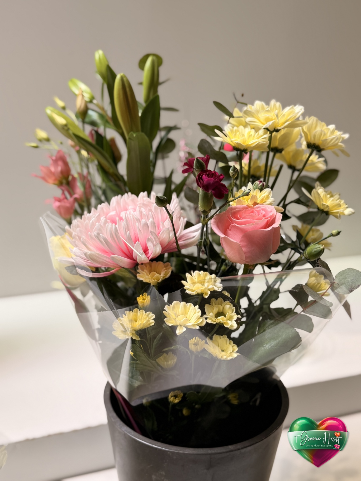 Pastel boeket met roze roos, chrysant en gele bloemen