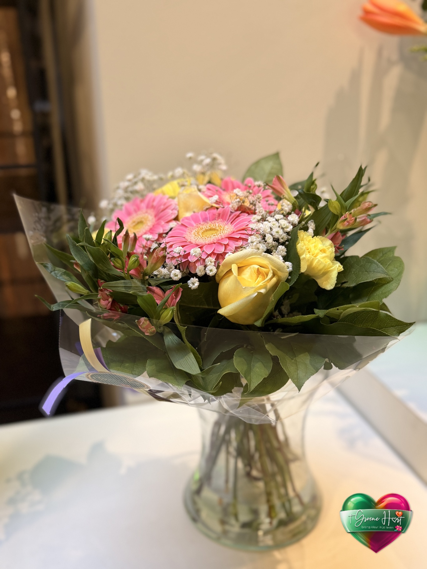 Pastel boeket met roze gerbera's, gele rozen en gipskruid