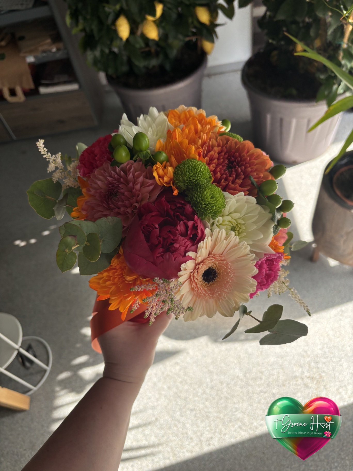 Vrolijk boeket met oranje chrysanten, peony en gerbera