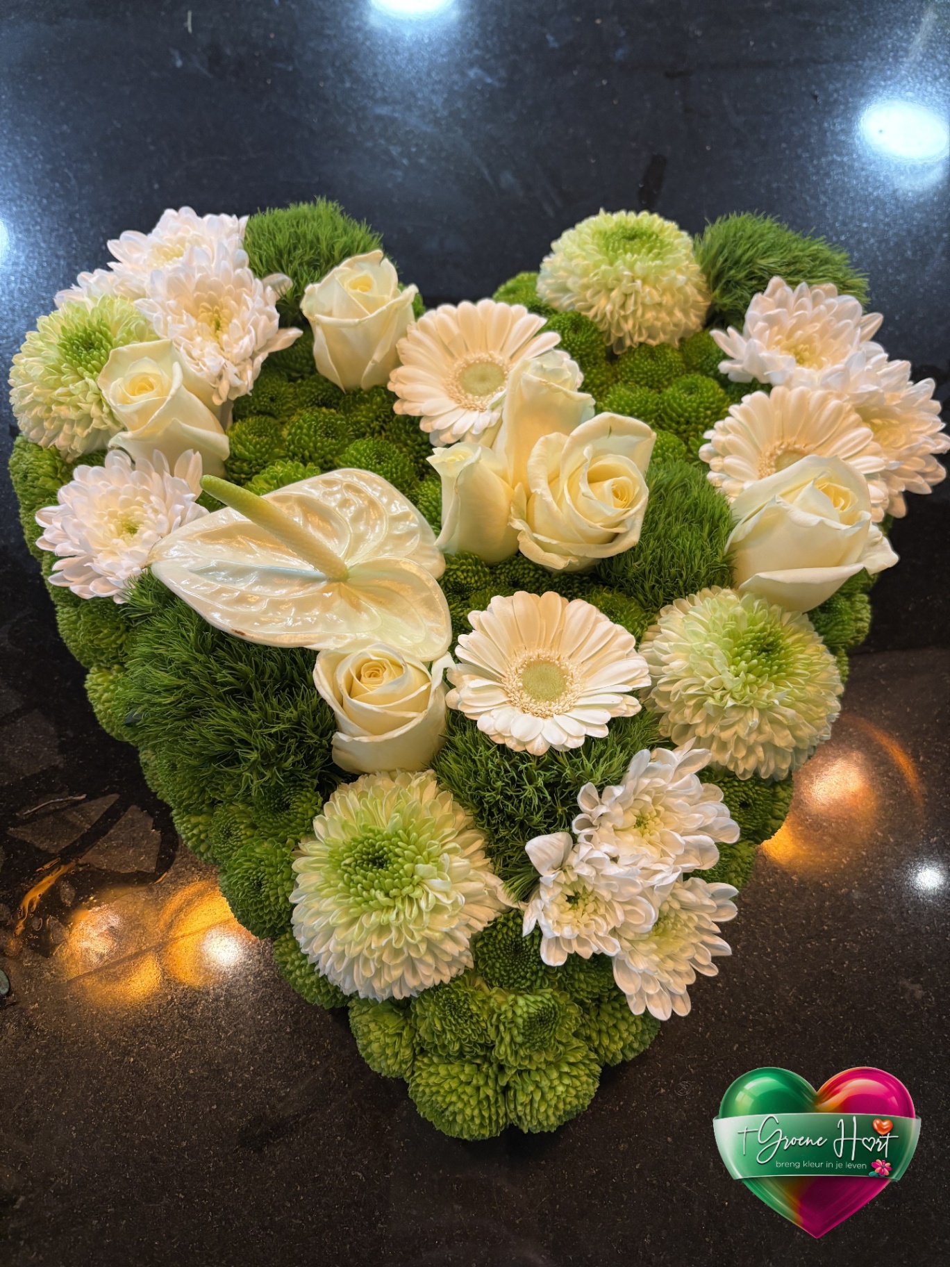 Rouwhart met witte rozen, gerbera's en groene chrysanten