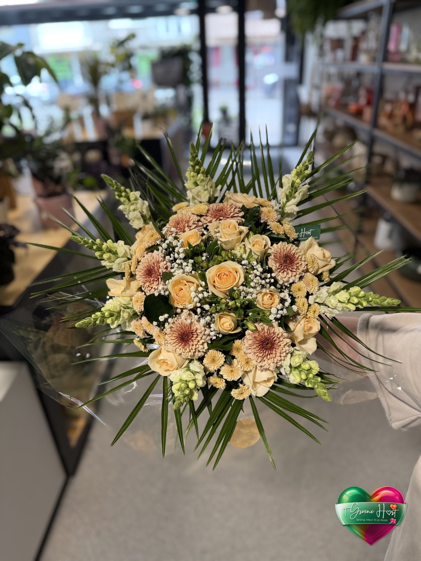 Zacht boeket met perzik rozen en chrysanten