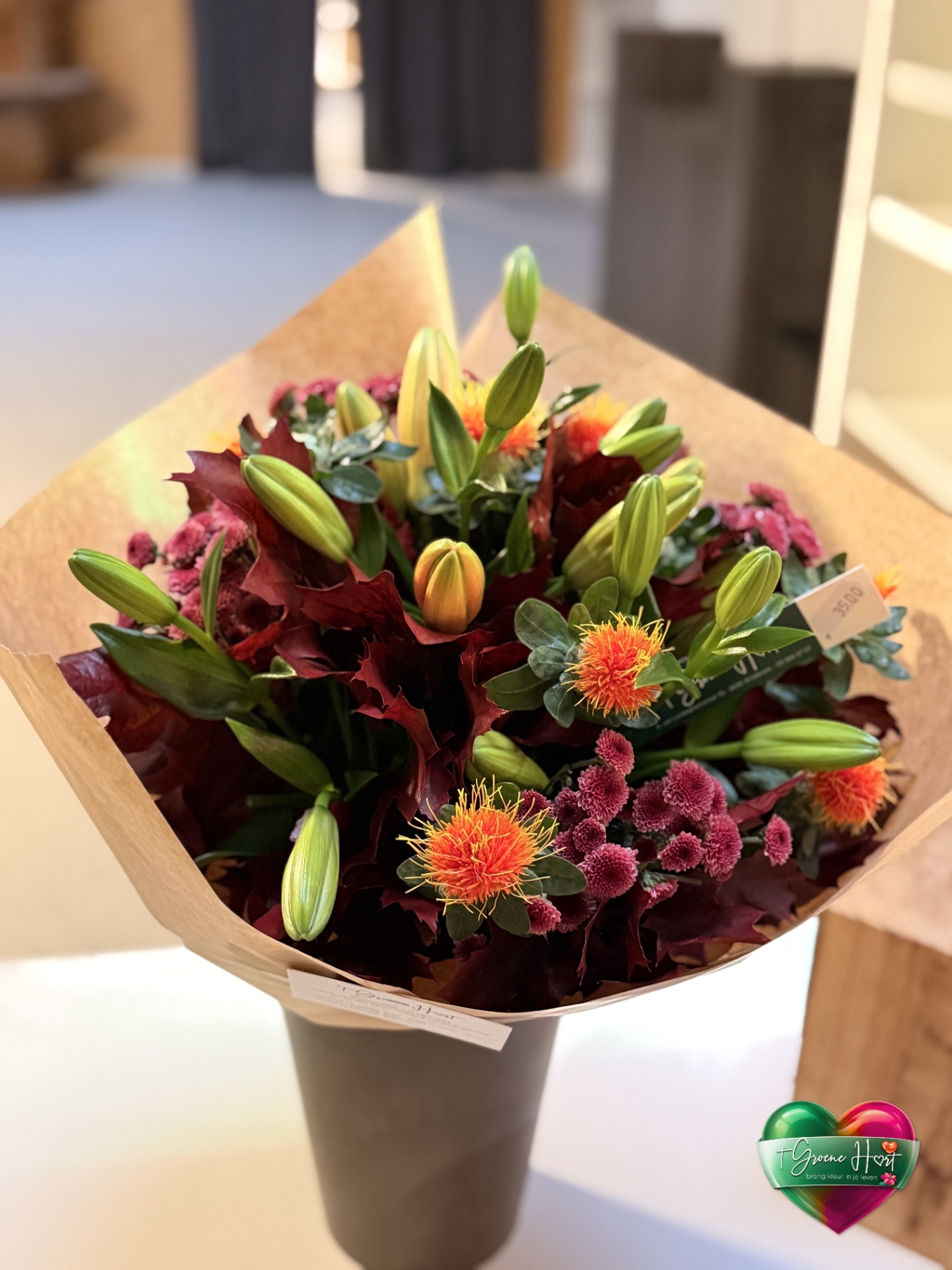 Herfstboeket met oranje lelies, safraan en bordeaux eikenblad